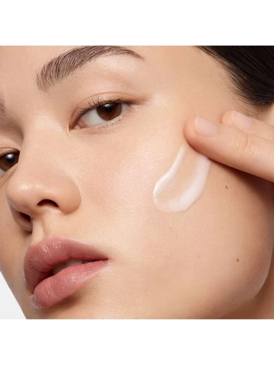 Givenchy Le Soin Noir Lifting Serum - Image 2